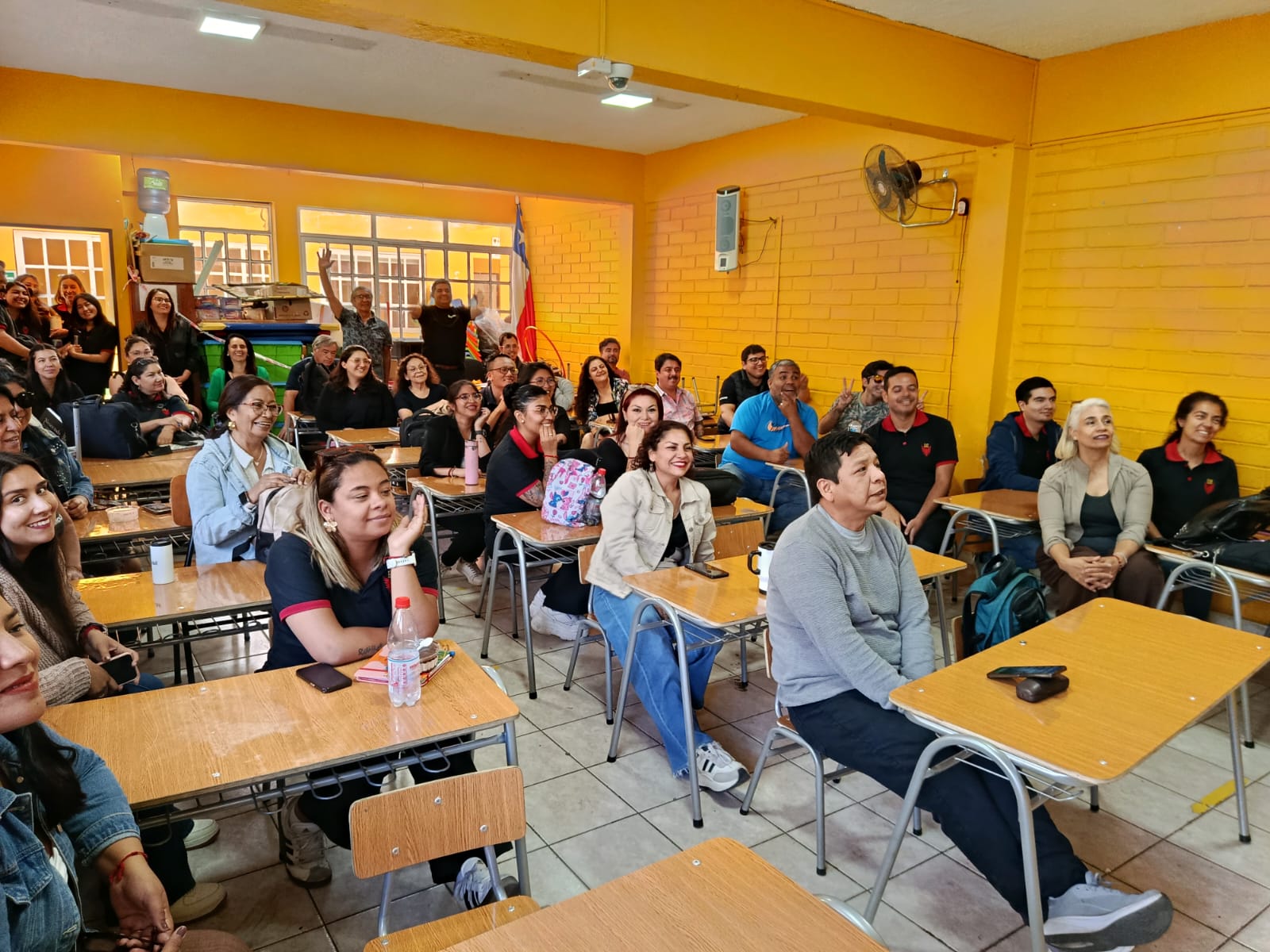 Docentes en una capacitación con pantalla interactiva