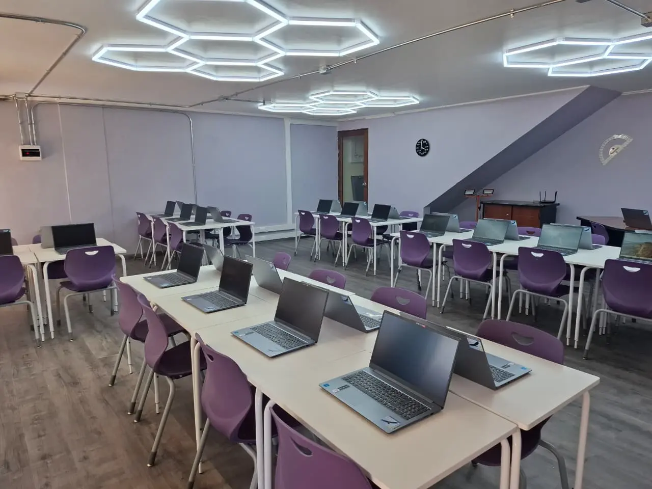 Diseñando el Nido para Grandes Vuelos: Colegio Antimanque