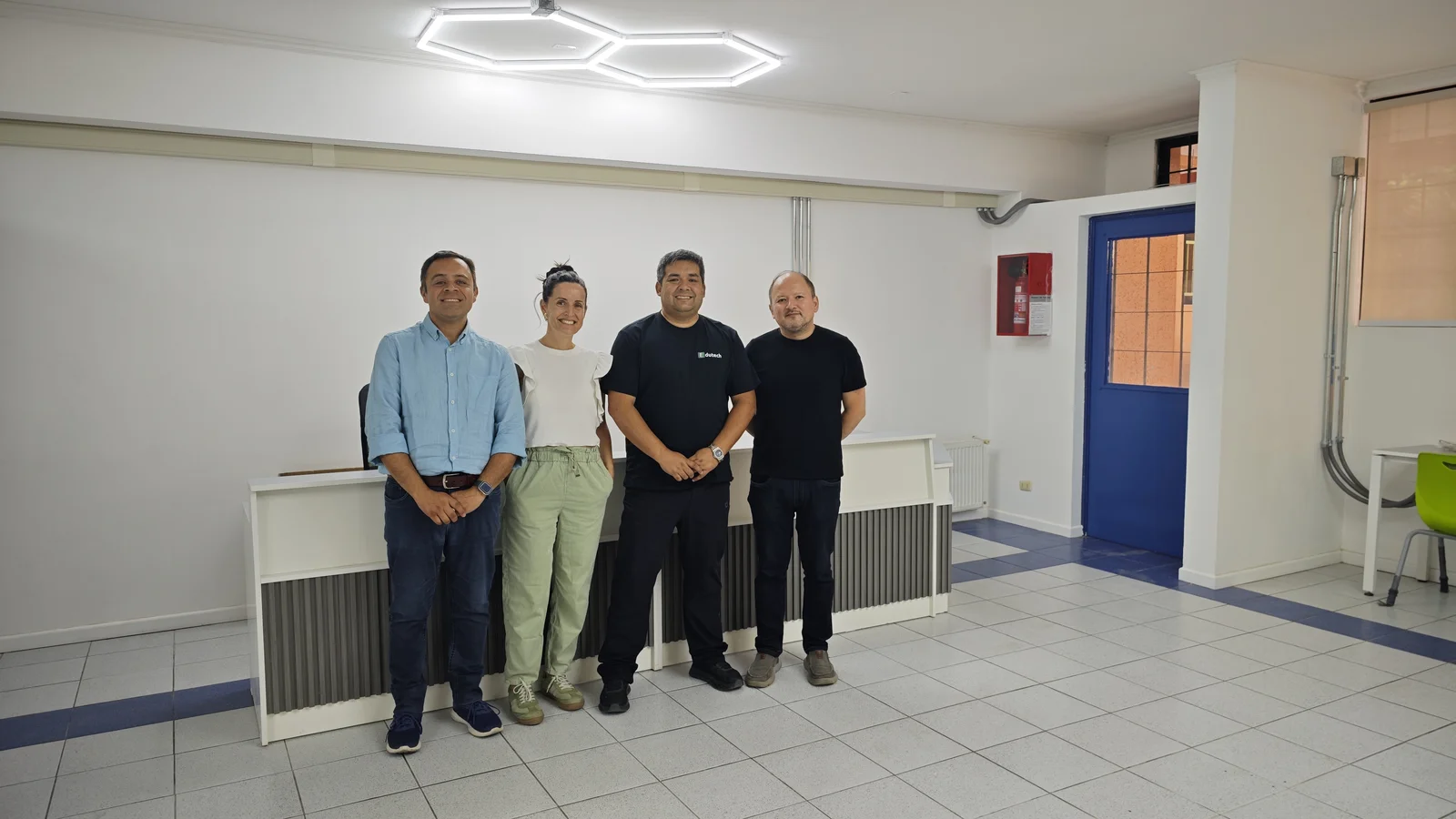 Entrega de la biblioteca infantil del Colegio Domingo Matte Mesías: Luis Berrios (director administrativo), María José Cavada (jefa de Administración y Finanzas), Maximiliano Zarallo (Edutech) y Raúl Camacho (subdirector)