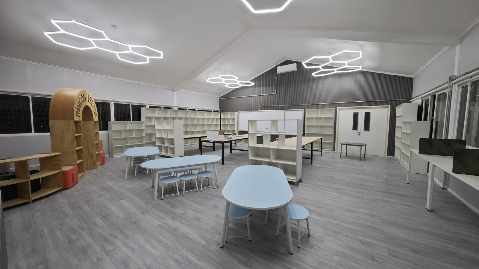 Nueva biblioteca escolar del Colegio Particular Melipilla con iluminación hexagonal y Rincón Lector