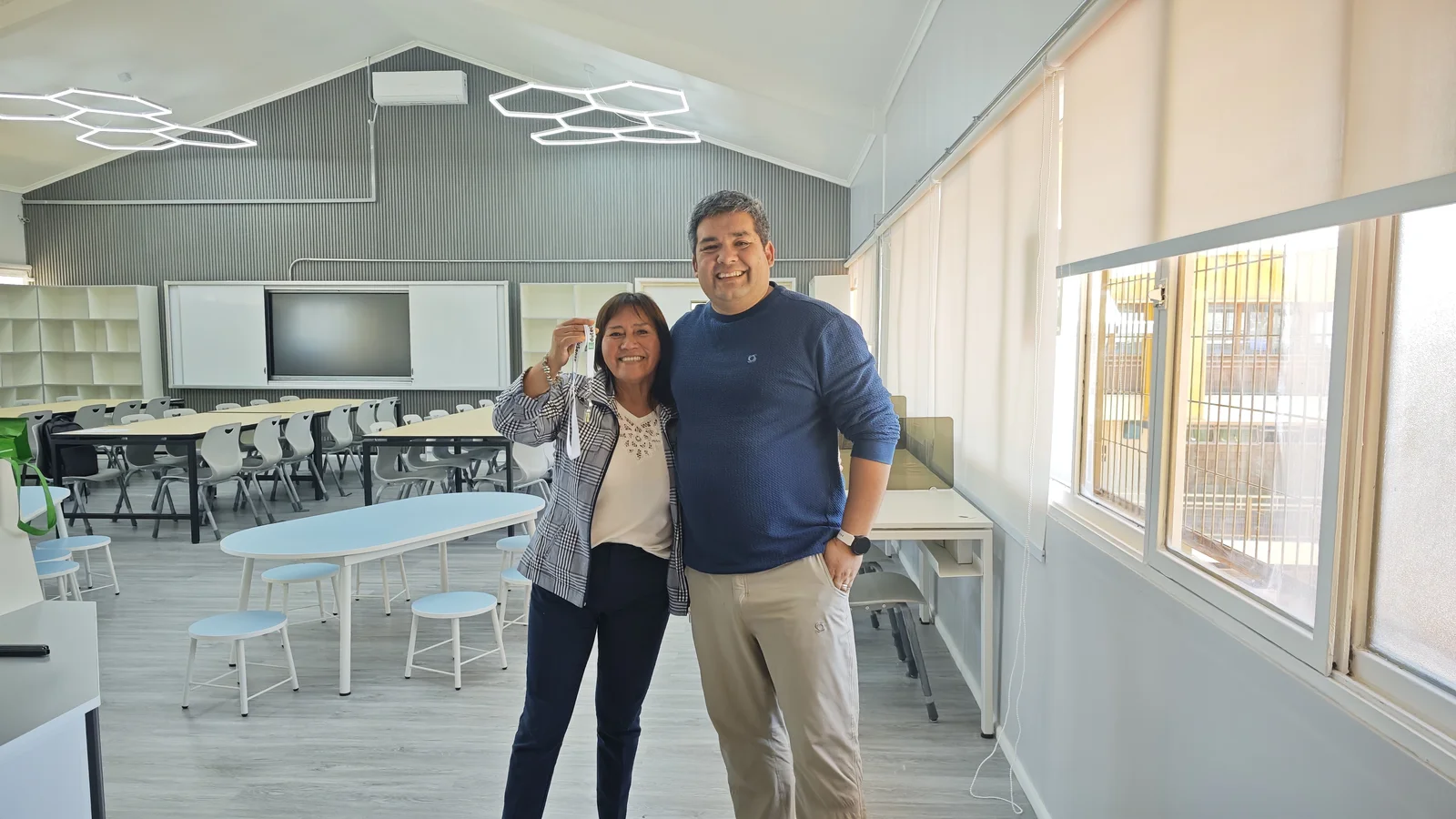 Entrega de la biblioteca: Liliana Vilches, representante legal del Colegio Particular Melipilla, y Maximiliano Zarallo, director de Edutech