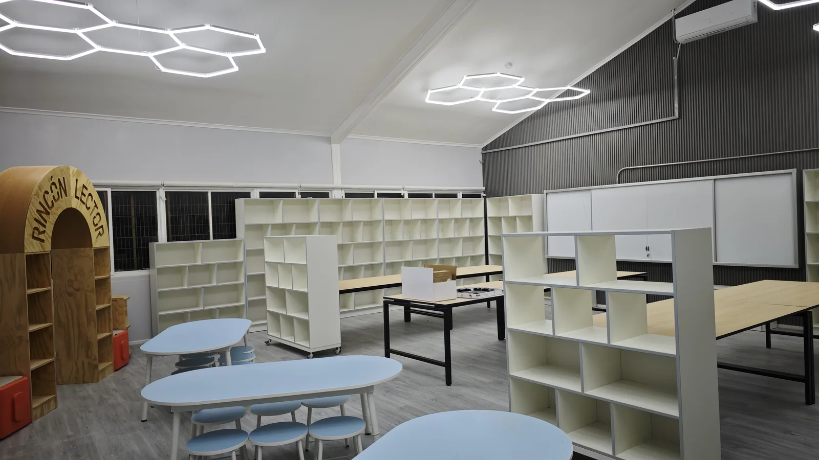Rincón Lector, estanterías modulares y mesas para los más pequeños en la biblioteca del Colegio Particular Melipilla