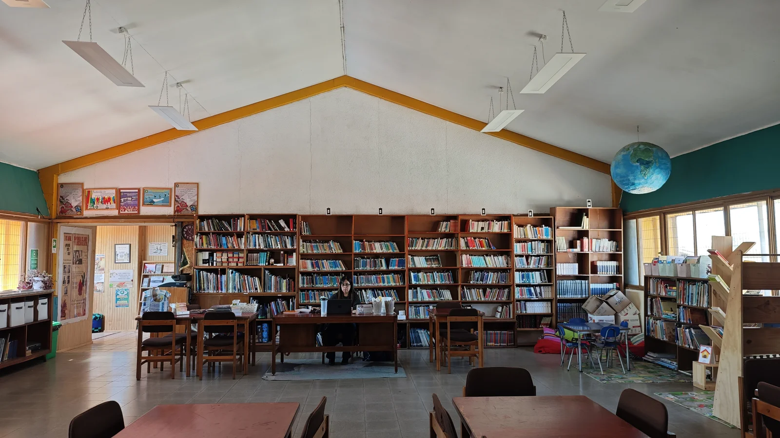 Biblioteca del Colegio Particular Melipilla antes de su renovación