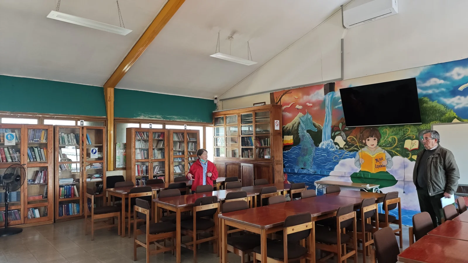 Sala de lectura de la biblioteca del Colegio Particular Melipilla antes de la intervención